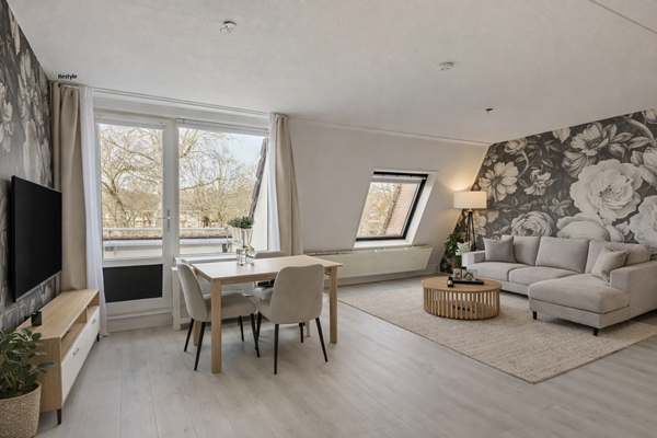 Moderne woonkamer met eetkamer en balkon (1).png